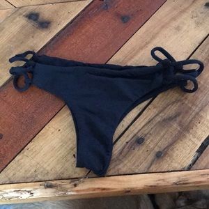 San Lorenzo sm black bottoms w strappy sides